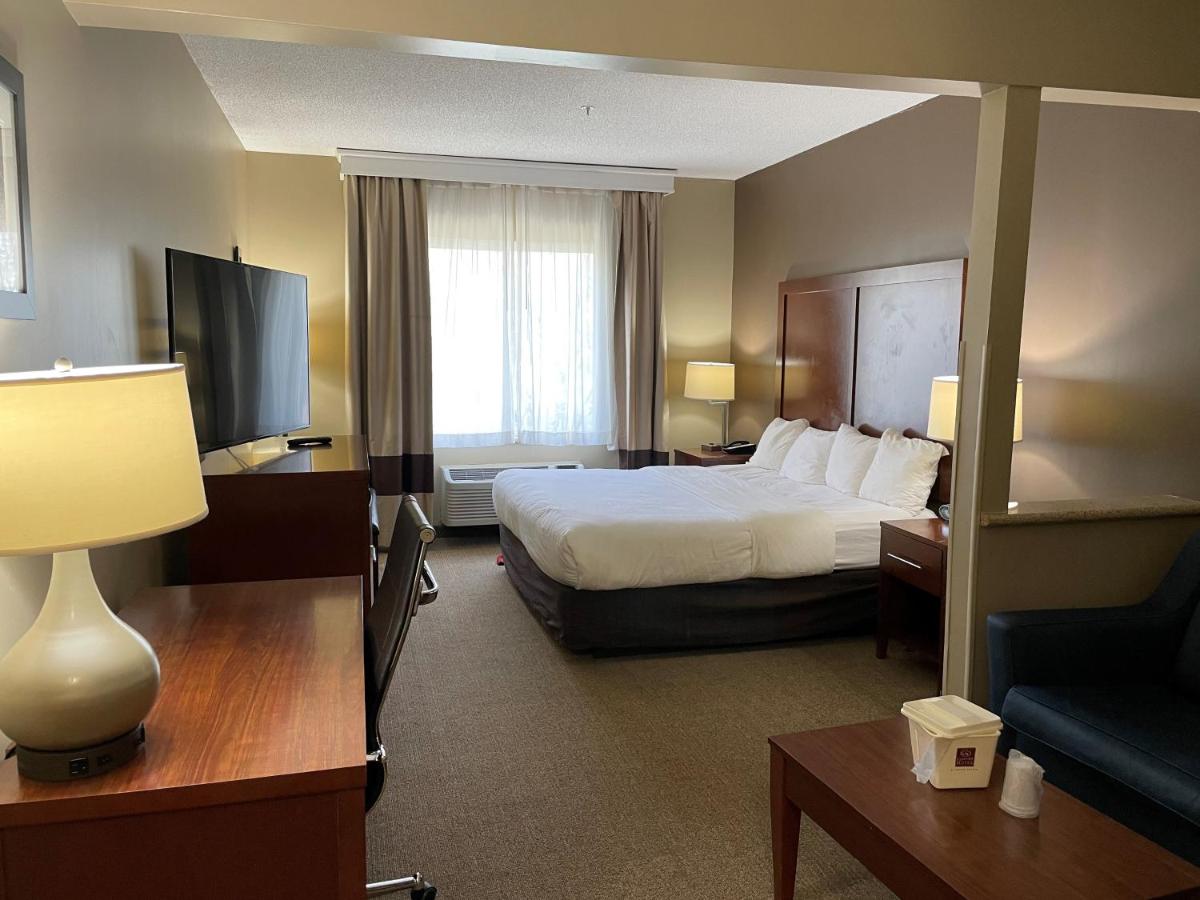 King Suite - Non-Smoking at Quality Suites Waldorf