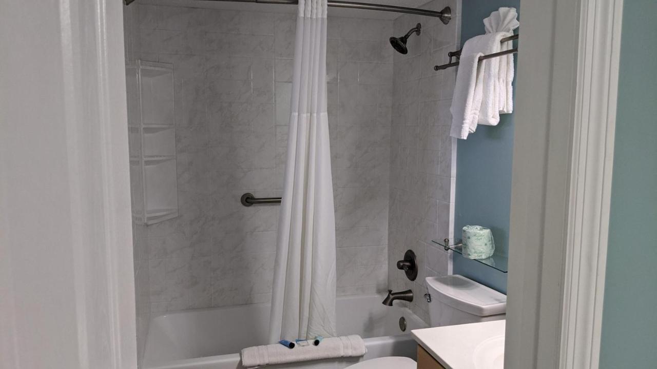 Deluxe King Room at Shell Island Resort - All Oceanfront Suites