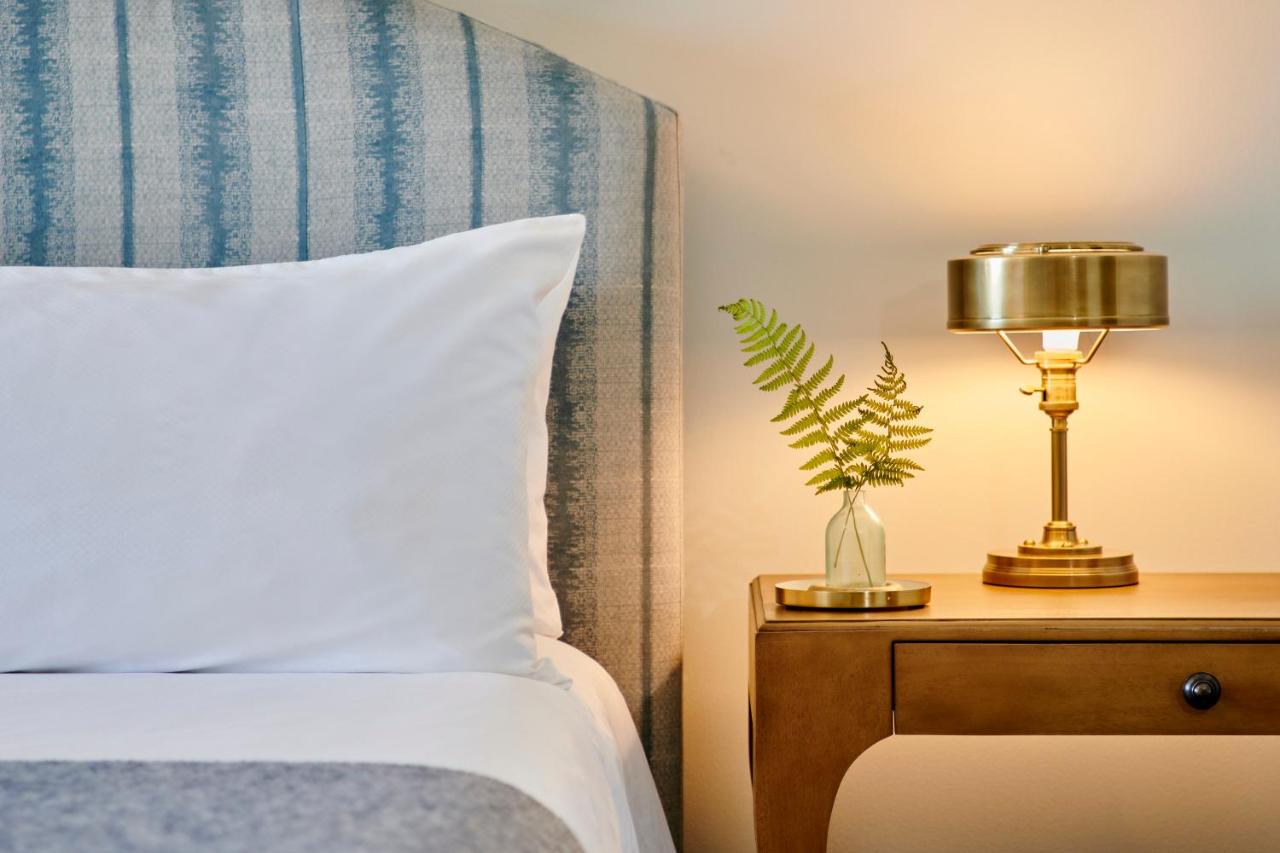 Deluxe King at HarbourView Inn