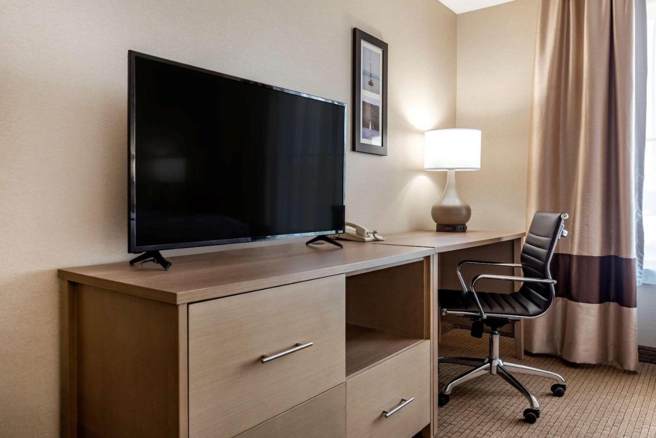 | Comfort Inn & Suites Farmington - Victor