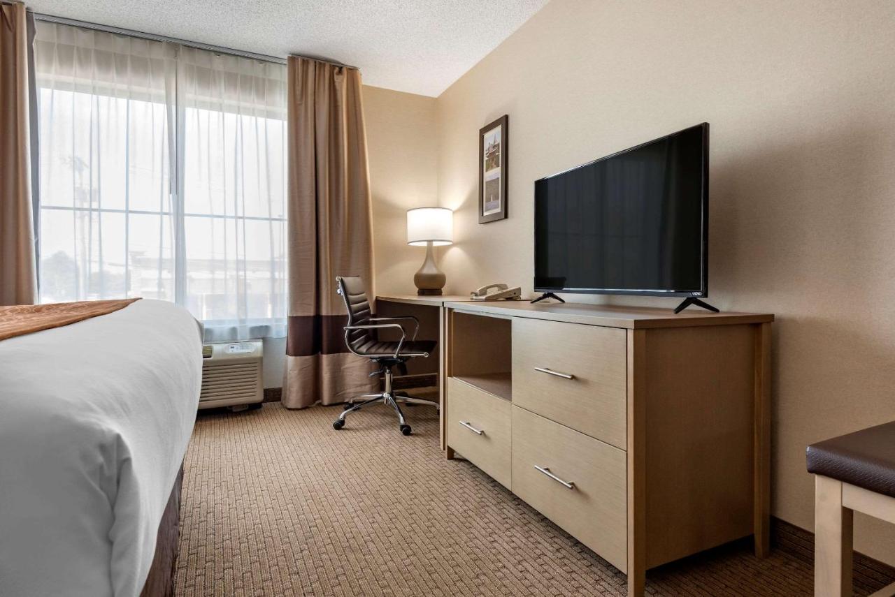 | Comfort Inn & Suites Farmington - Victor