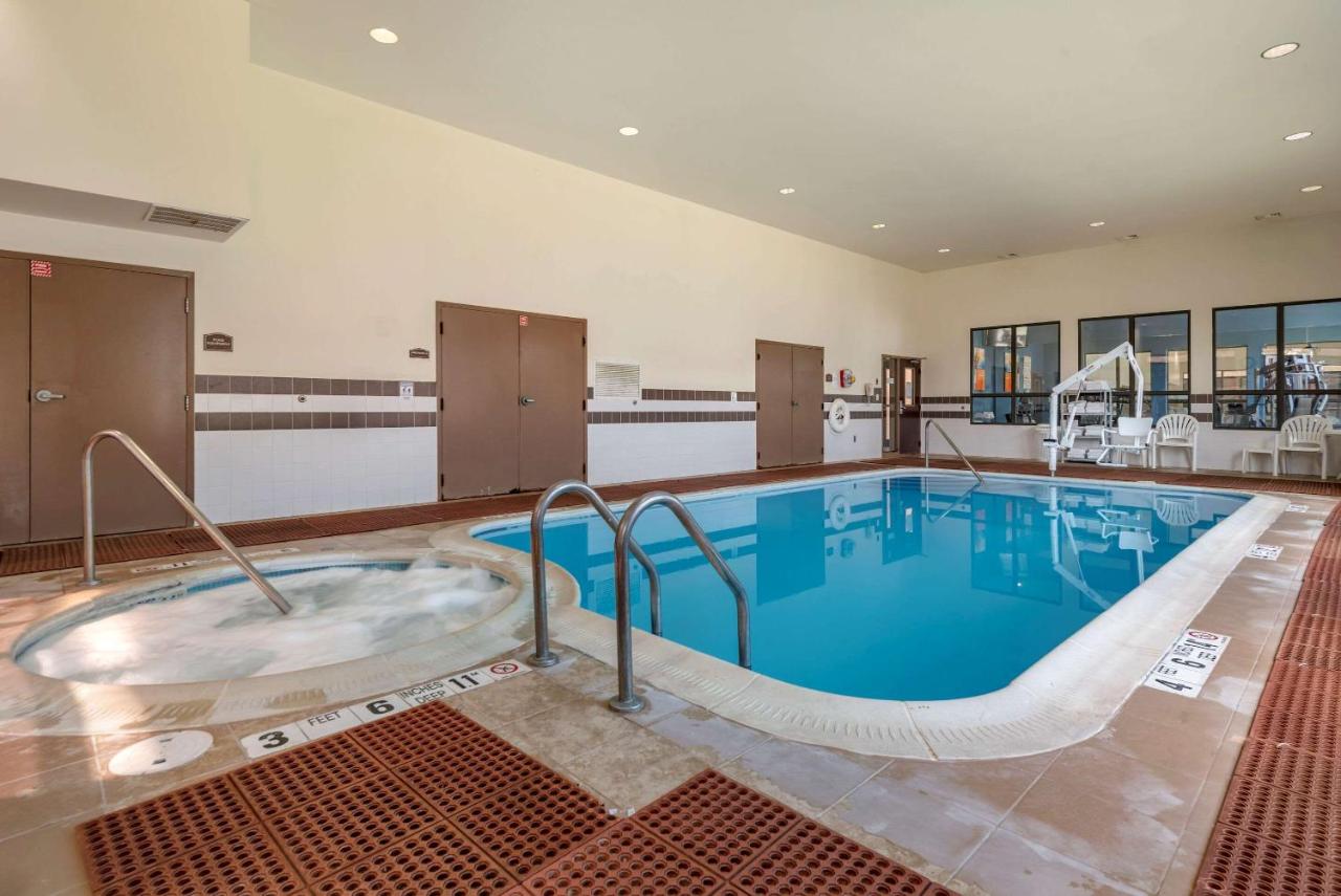 | Comfort Inn & Suites Farmington - Victor