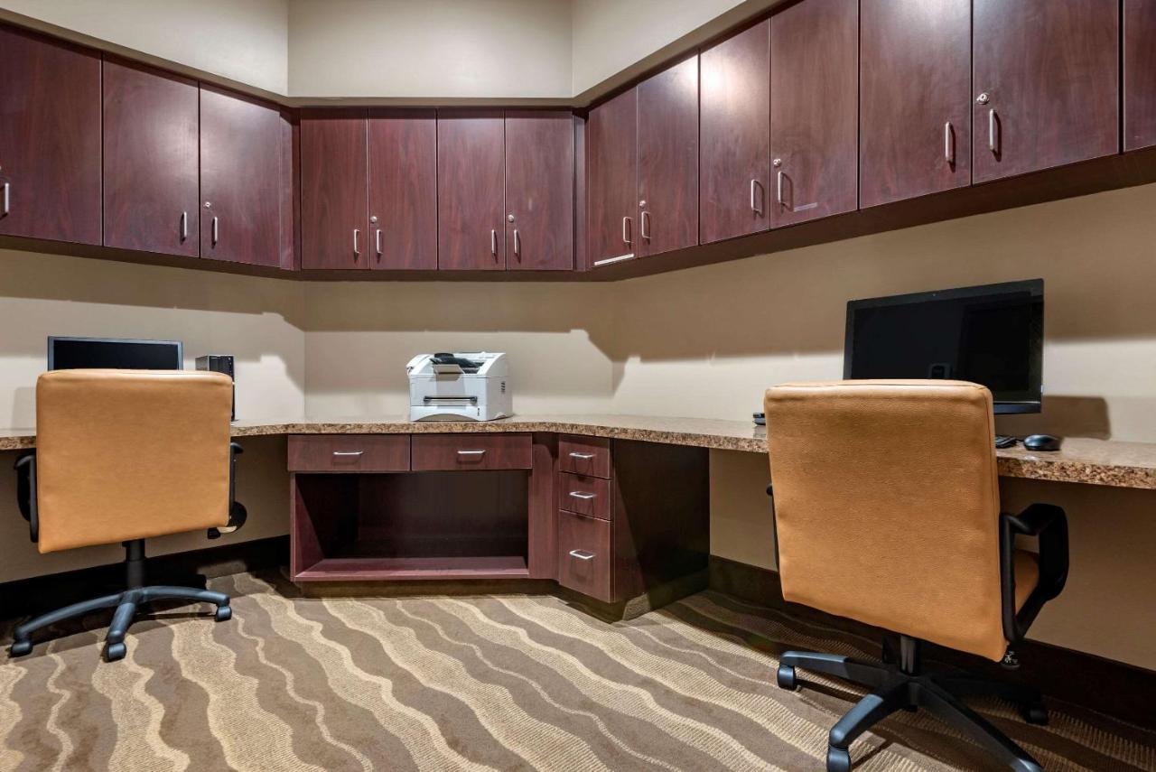 | Comfort Inn & Suites Farmington - Victor