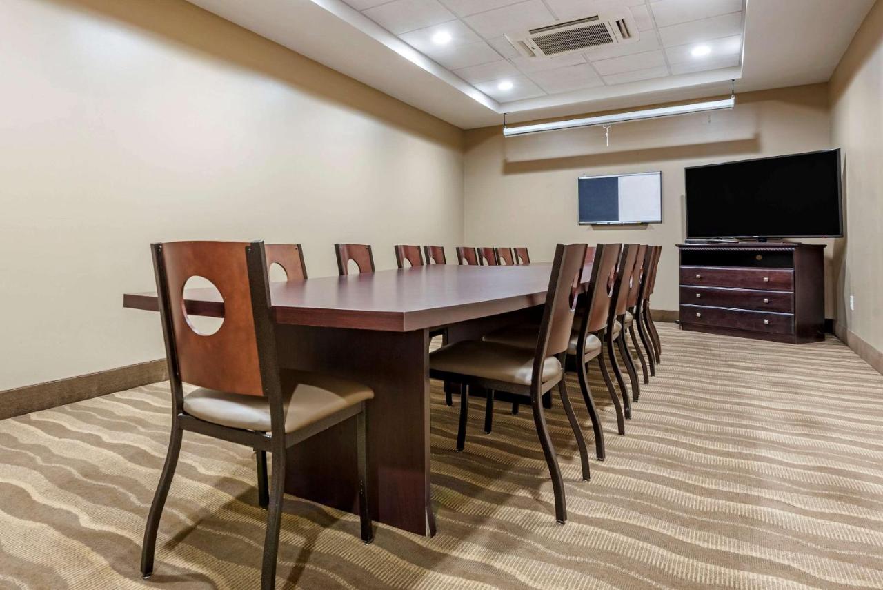 | Comfort Inn & Suites Farmington - Victor
