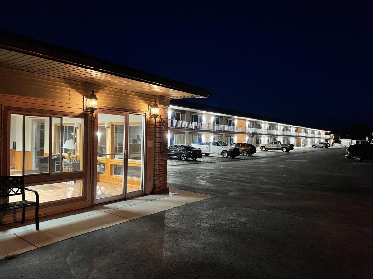  | Days Inn & Suites by Wyndham St. Ignace Lakefront