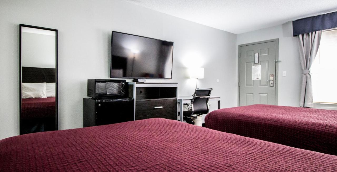 Standard Room with Two Double Beds - Smoking at Brick Lodge Atlanta/Norcross