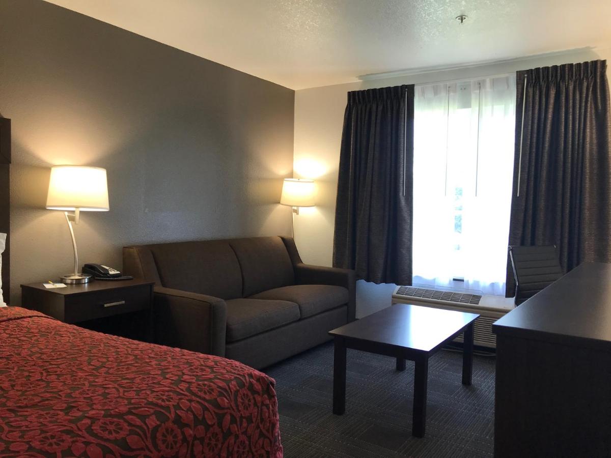 King Suite - Non-Smoking at Days Inn & Suites by Wyndham Gresham