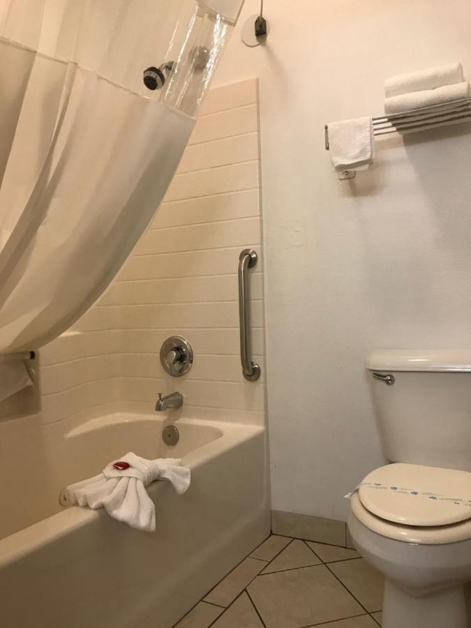 Queen Room - Disability Access- Non-Smoking at Days Inn & Suites by Wyndham Gresham