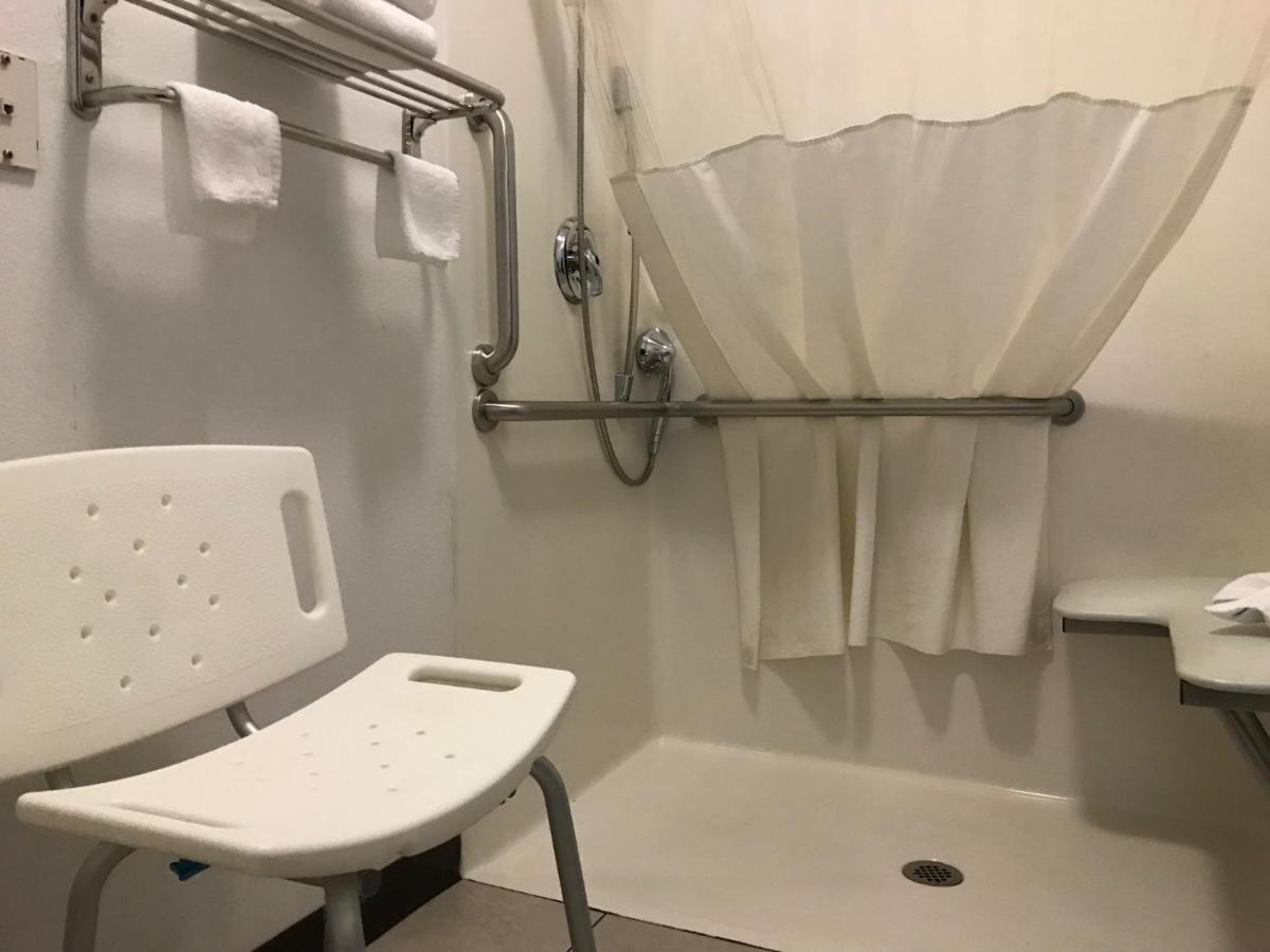 Deluxe Queen Room - Mobility Access/Non-Smoking at Days Inn & Suites by Wyndham Gresham