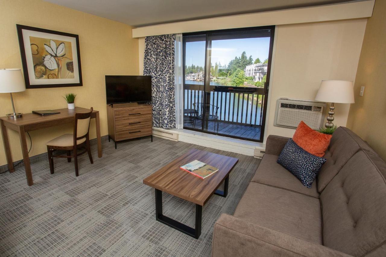| Lakeshore Inn