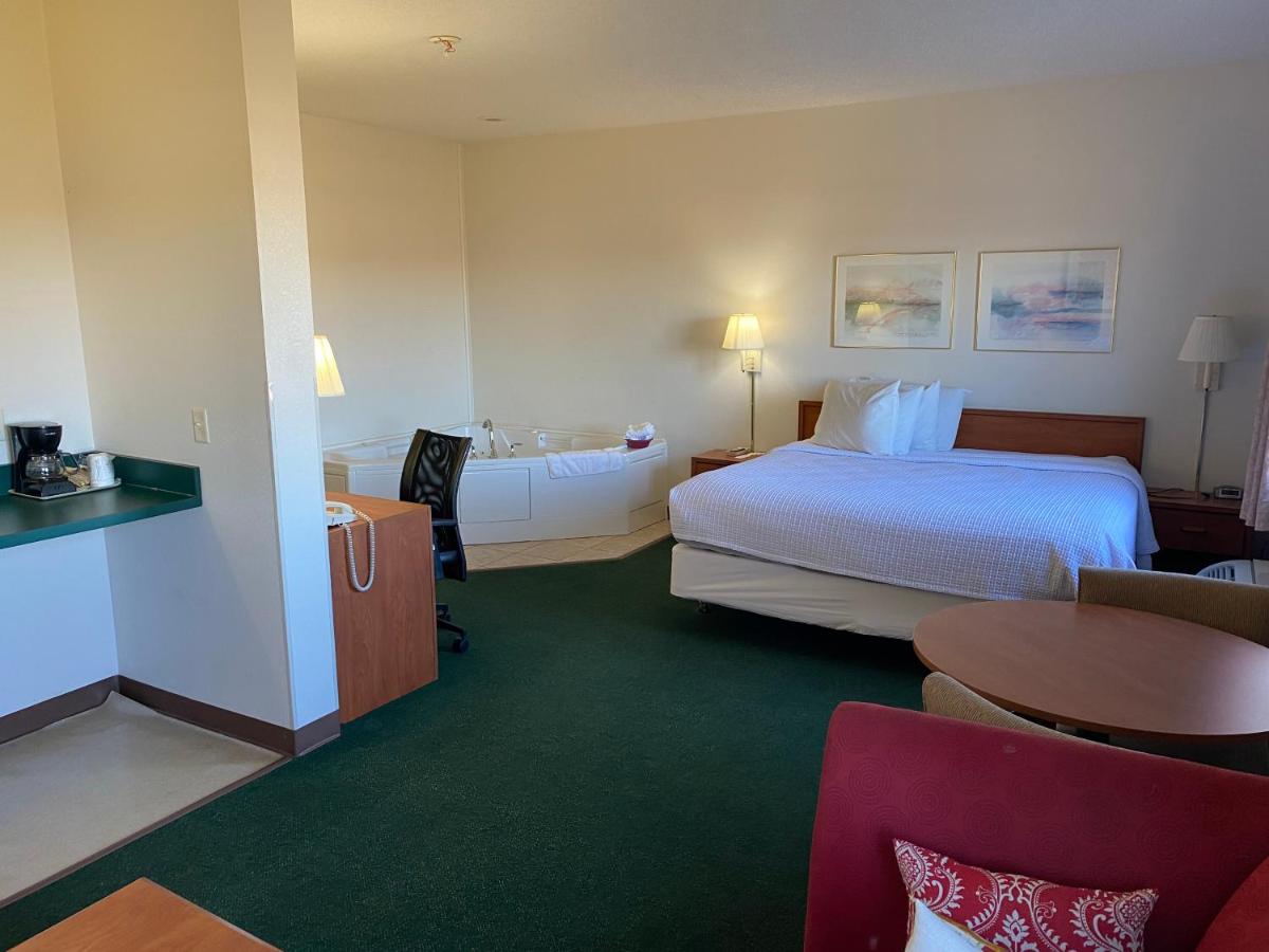 | Carlyle Inn & Suites