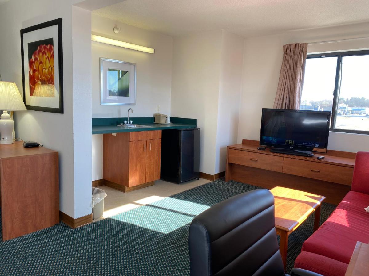 | Carlyle Inn & Suites