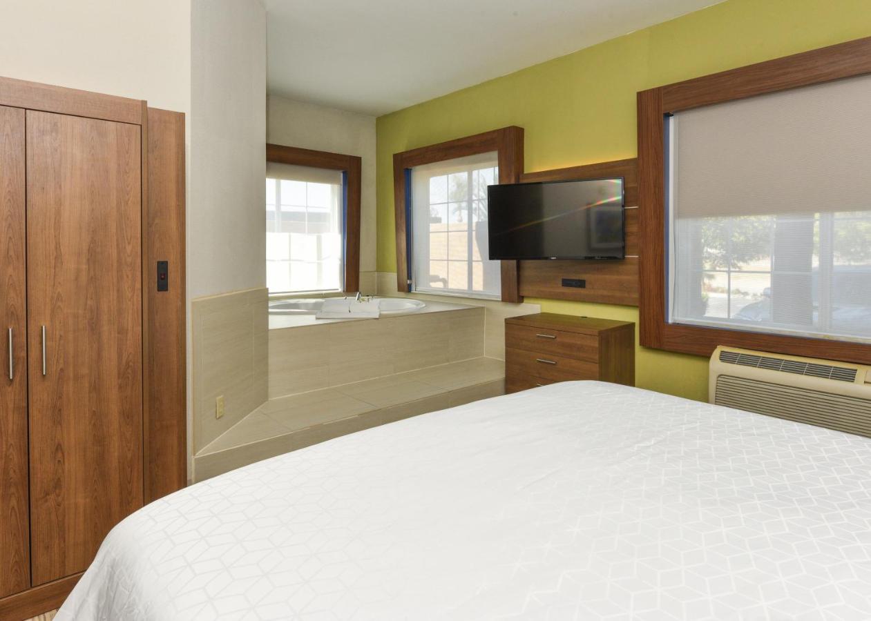  | Holiday Inn Express Hotel & Suites Corona