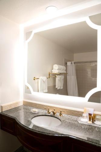 Room #114265641 at Ayres Hotel Costa Mesa/Newport Beach