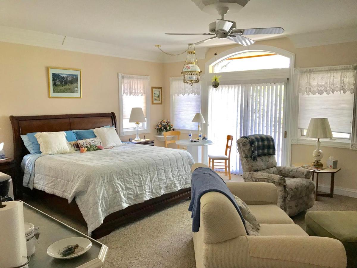 | Sonnenhof Lakewood Manor Bed and Breakfast.
