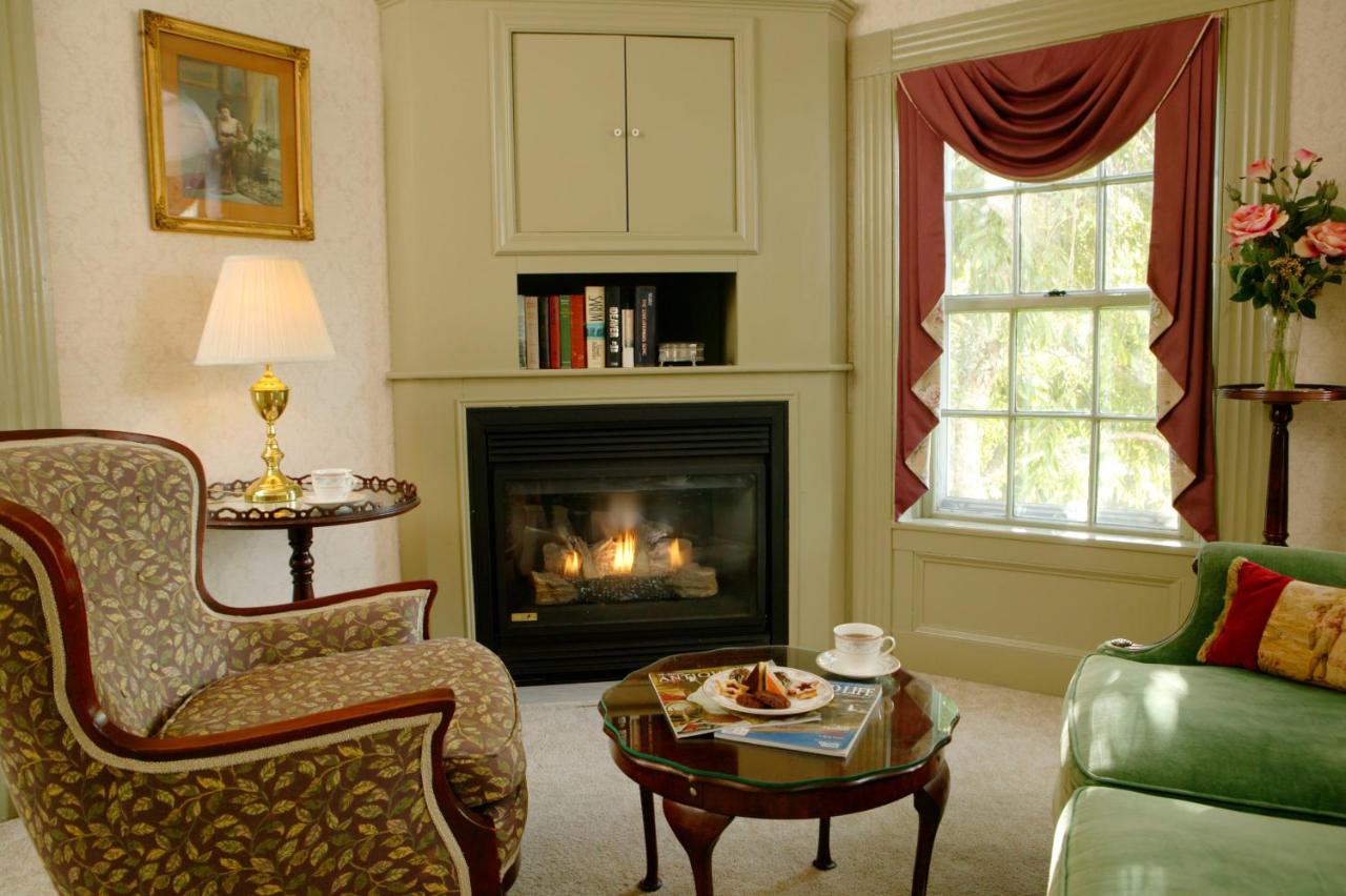 | Captain's House Inn