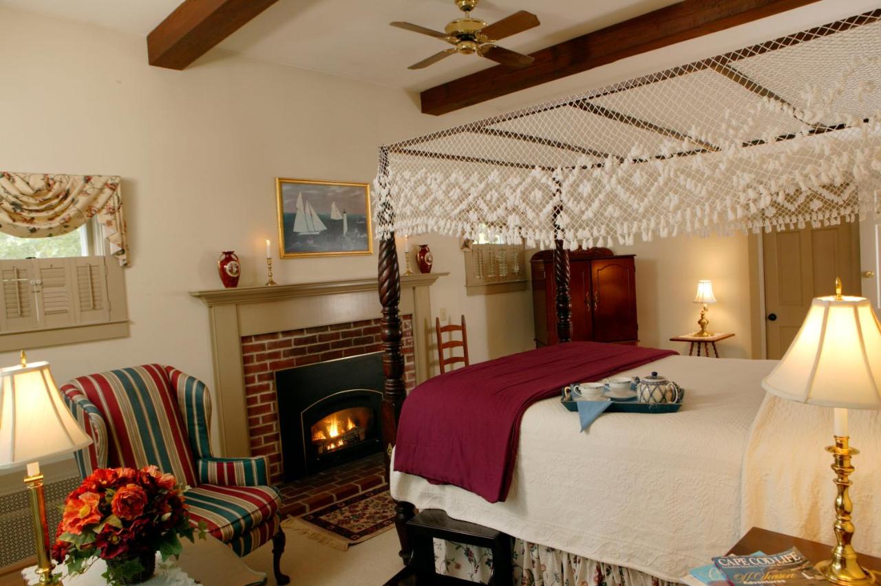 | Captain's House Inn