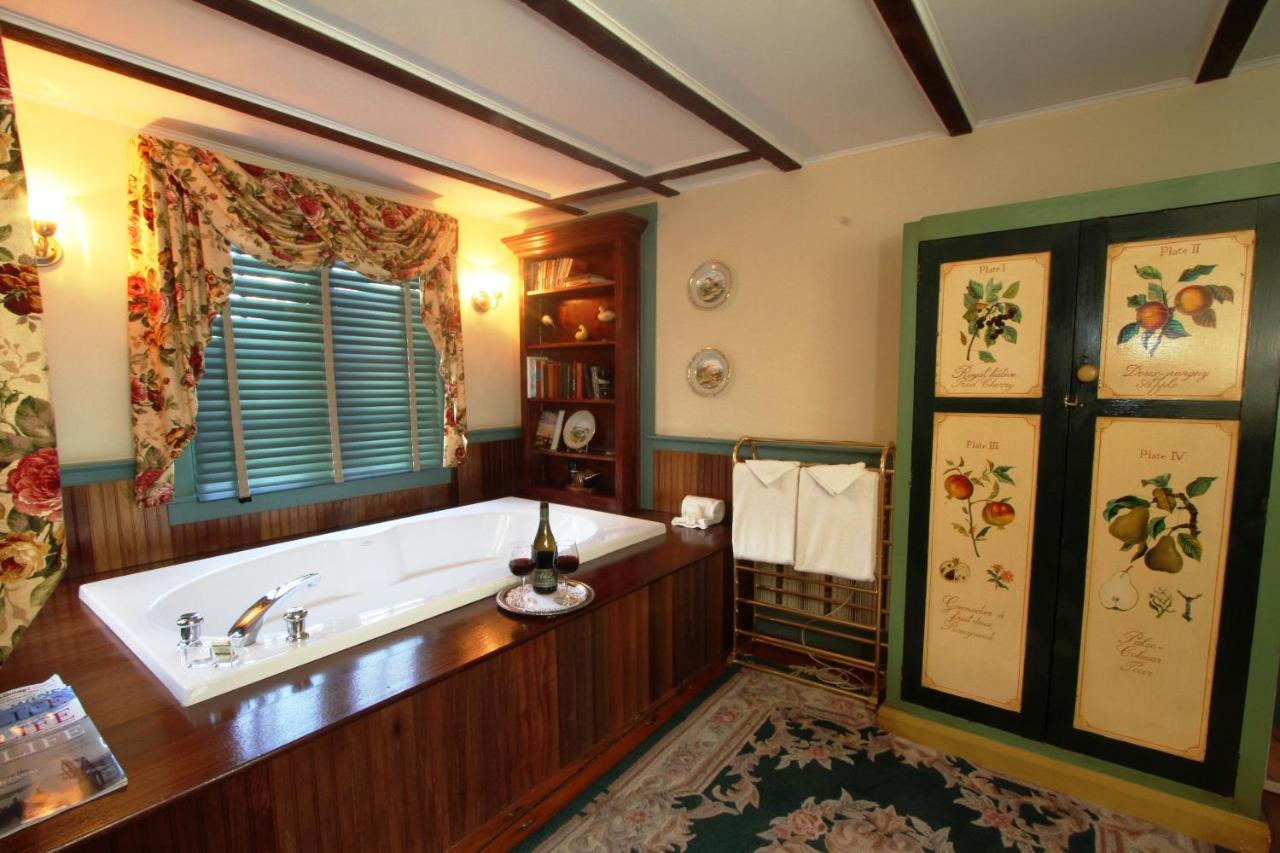 | Captain's House Inn