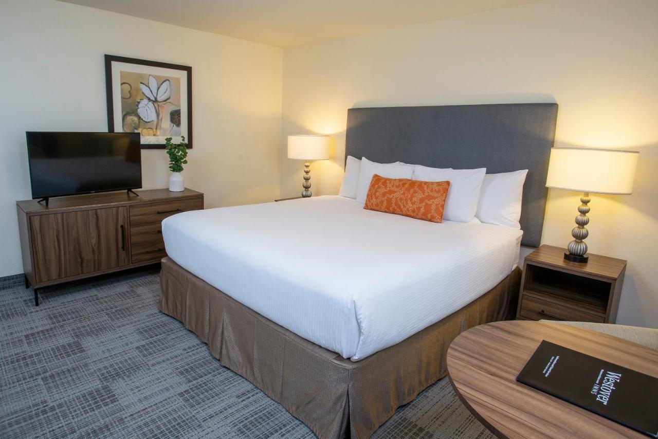| Lakeshore Inn