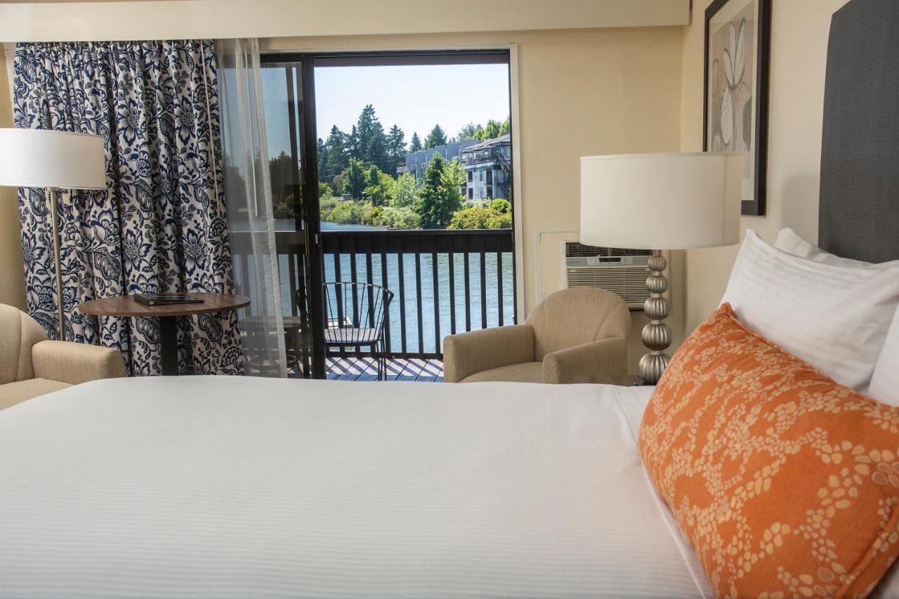| Lakeshore Inn
