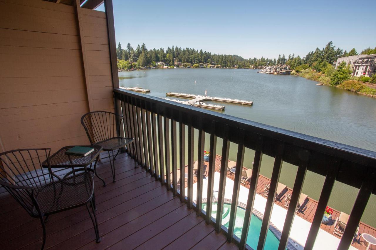 | Lakeshore Inn