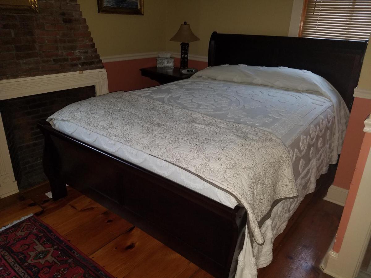 | Burbank Rose Inn Bed & Breakfast