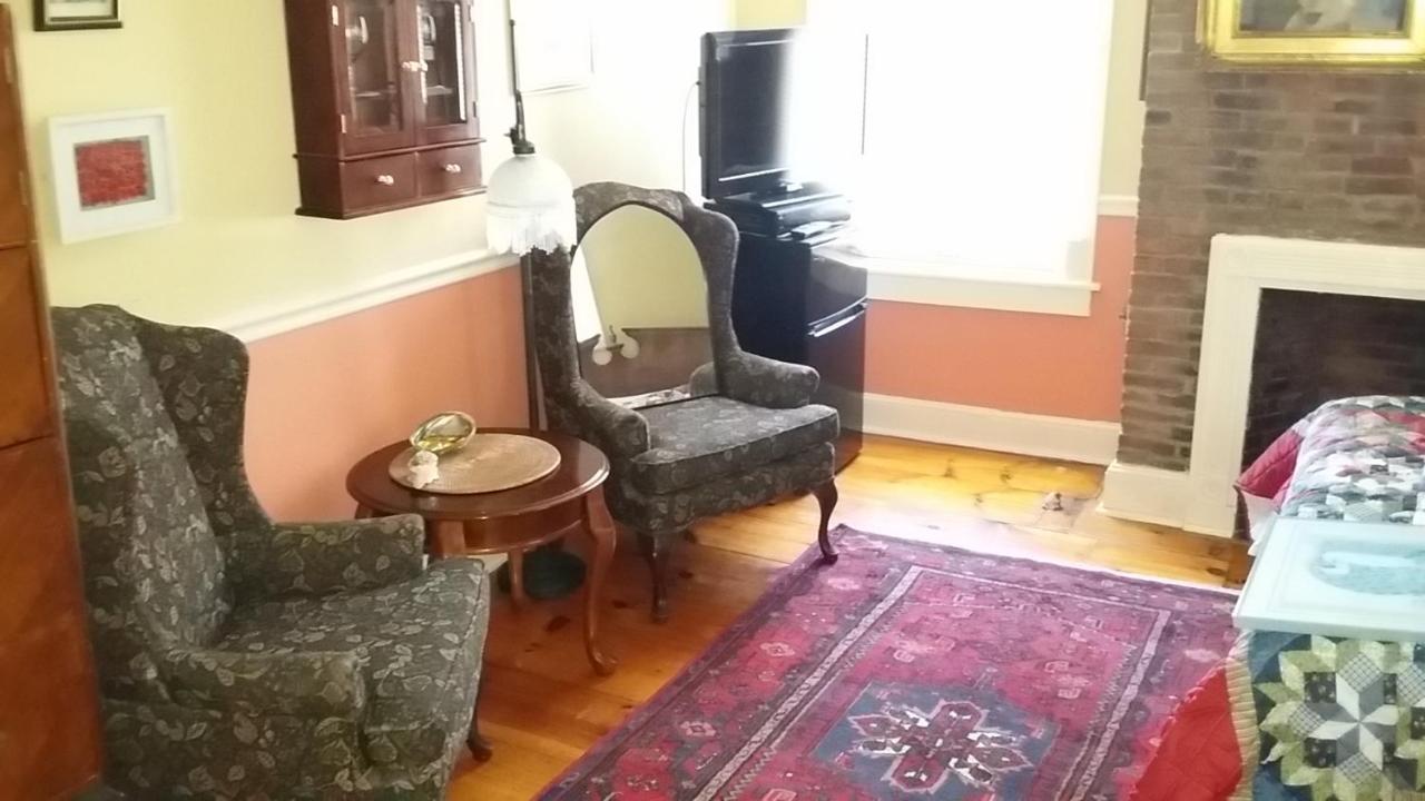 | Burbank Rose Inn Bed & Breakfast