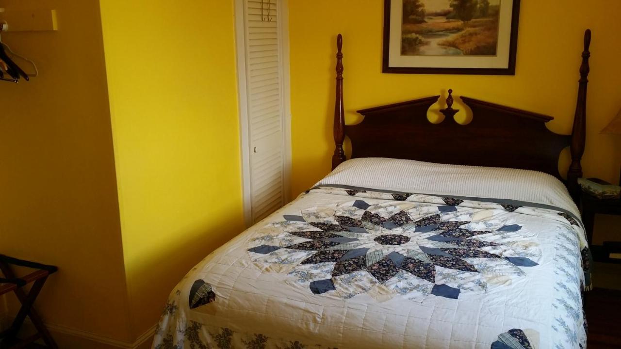 | Burbank Rose Inn Bed & Breakfast