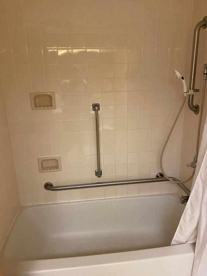Queen Room - Disability Access at DoubleTree by Hilton Austin, MN