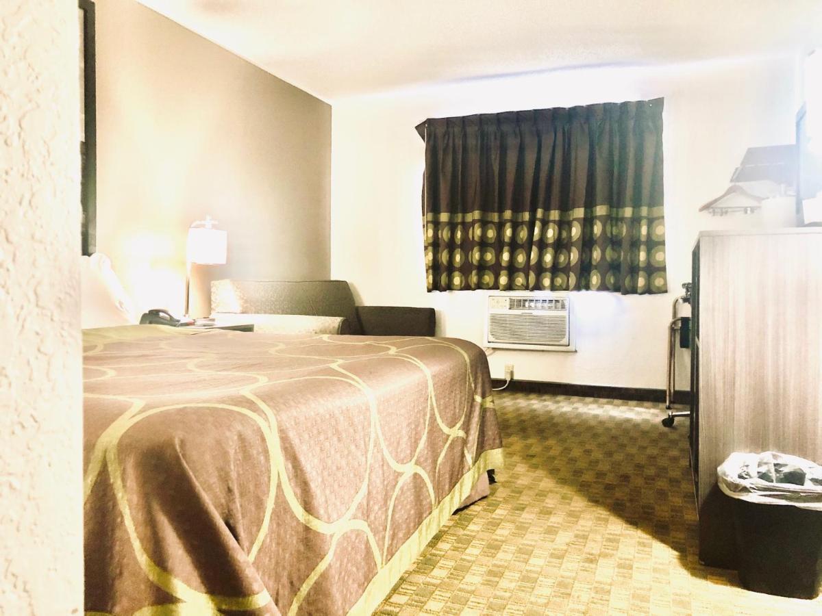  | Super 8 by Wyndham Peru Starved Rock State Park