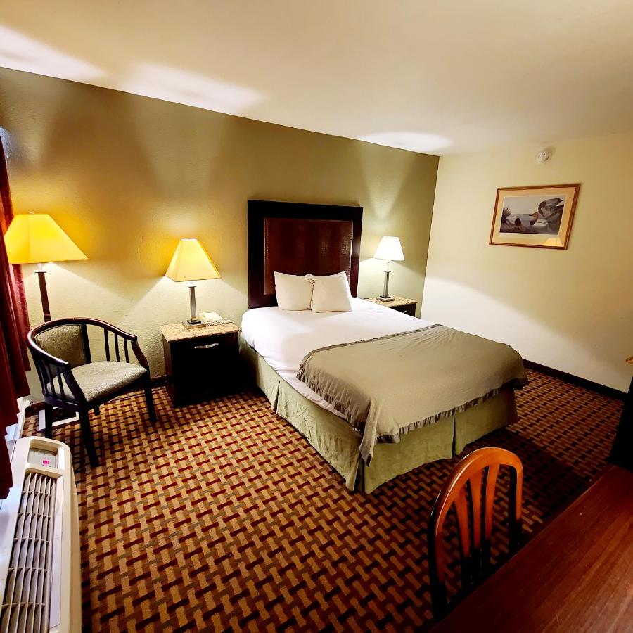 Queen Room - Disability Access at Town Inn