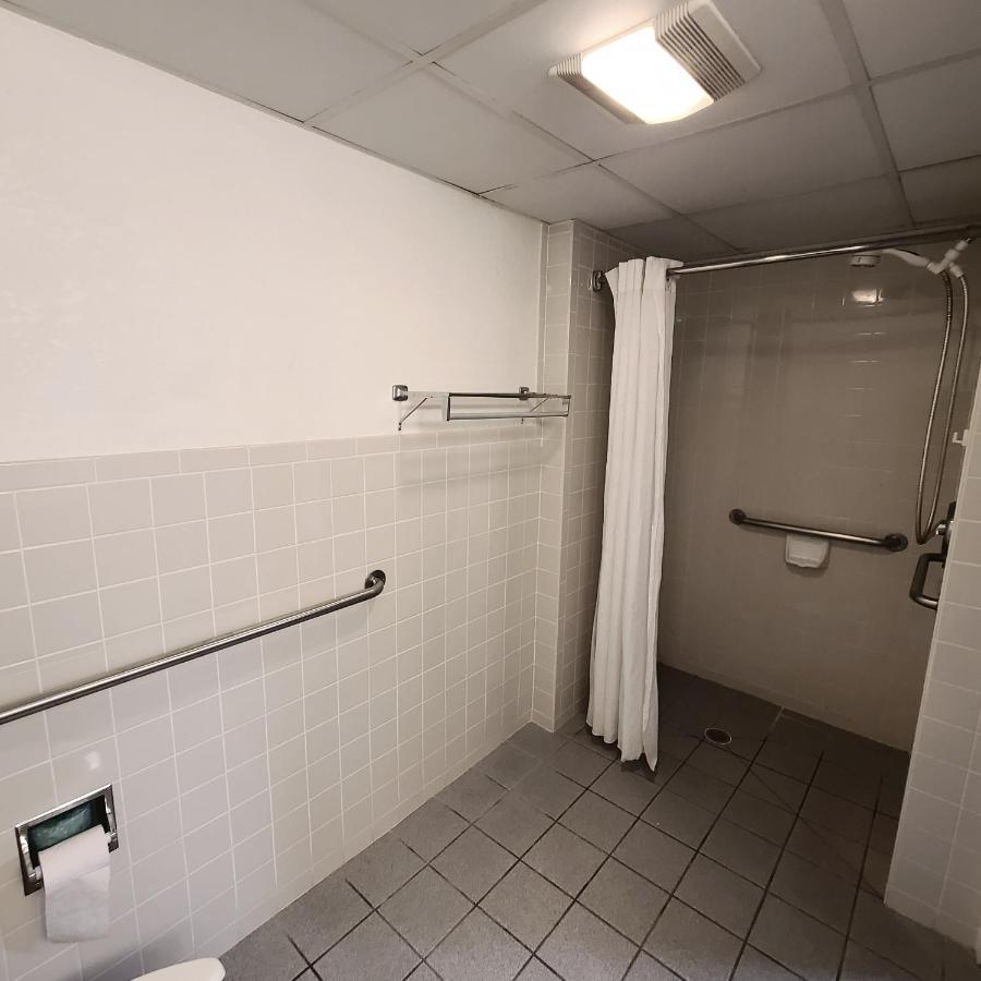 Queen Room - Disability Access at Town Inn