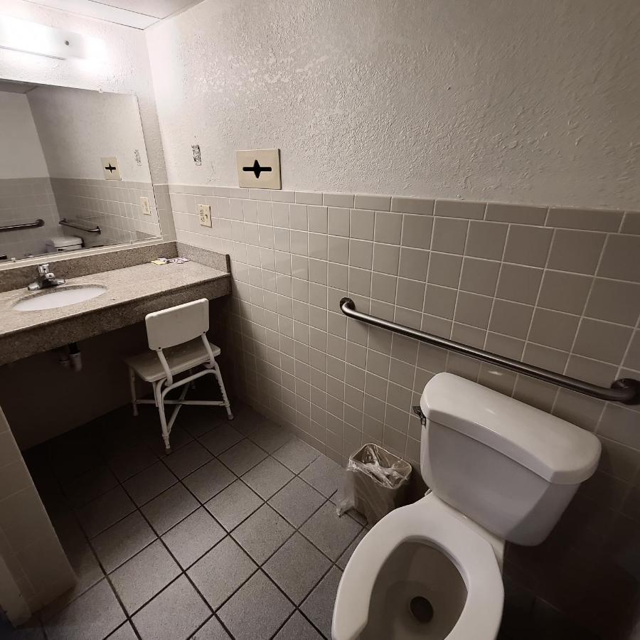 Queen Room - Disability Access at Town Inn