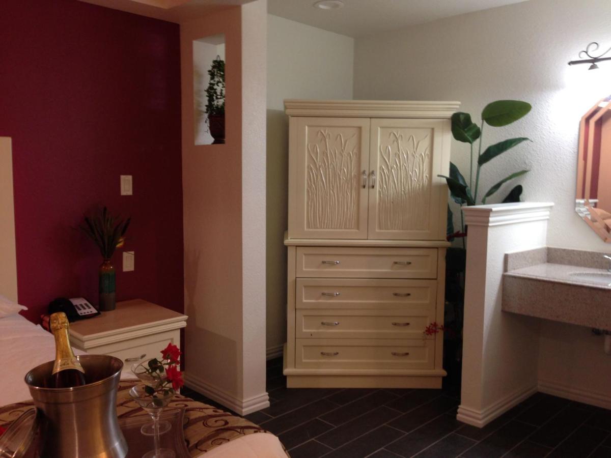 Deluxe King Suite at Romantic Inn & Suites