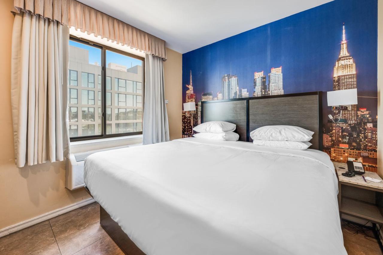 King Room at Knights Inn Brooklyn Sunset Park