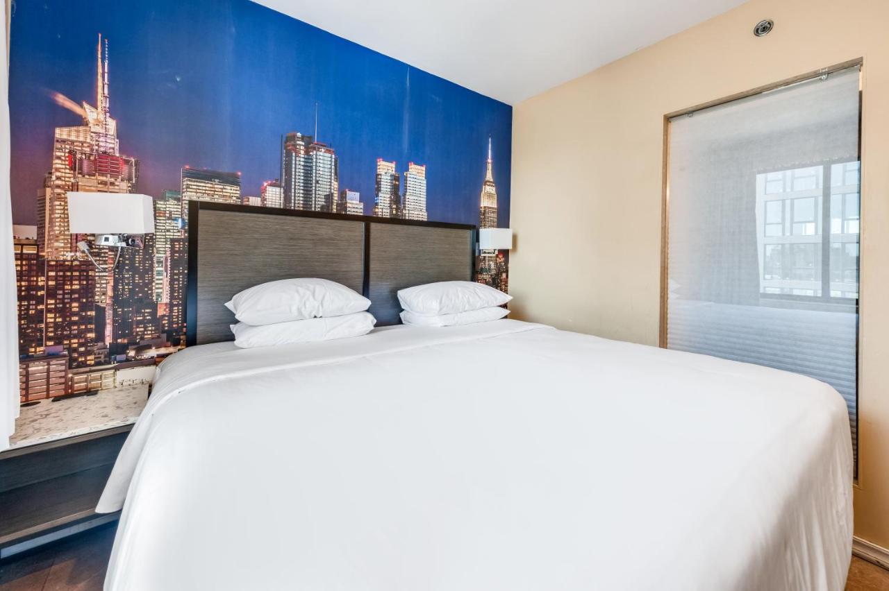 King Room at Knights Inn Brooklyn Sunset Park