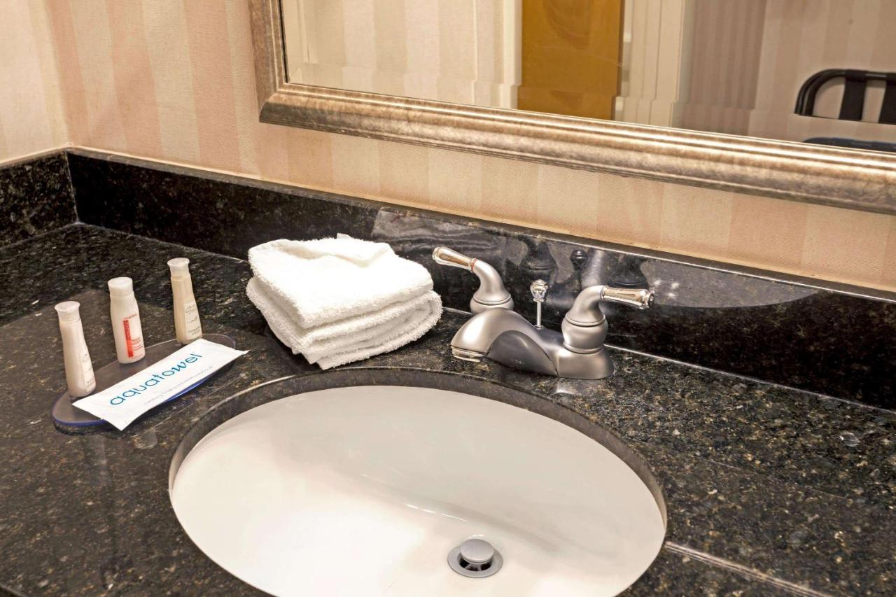 King Room - Disability Access - Non-Smoking at Baymont by Wyndham Louisville Airport South