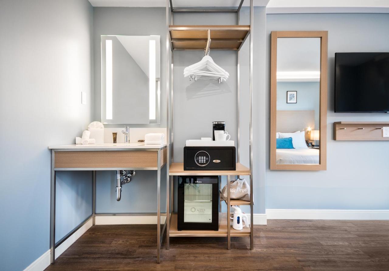 Deluxe Queen Room with Roll-in Shower - Mobility and Hearing Impaired Access/Non-Smoking at Wingate by Wyndham Bronx/Haven Park