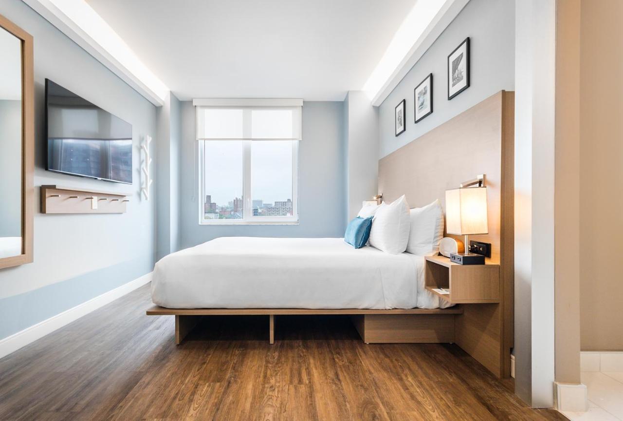 Deluxe Queen Room with Roll-in Shower - Mobility and Hearing Impaired Access/Non-Smoking at Wingate by Wyndham Bronx/Haven Park