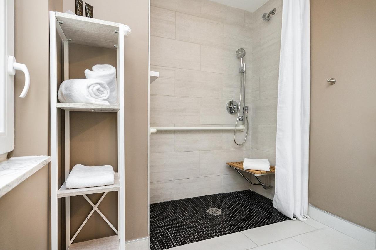 Deluxe Queen Room with Roll-in Shower - Mobility and Hearing Impaired Access/Non-Smoking at Wingate by Wyndham Bronx/Haven Park