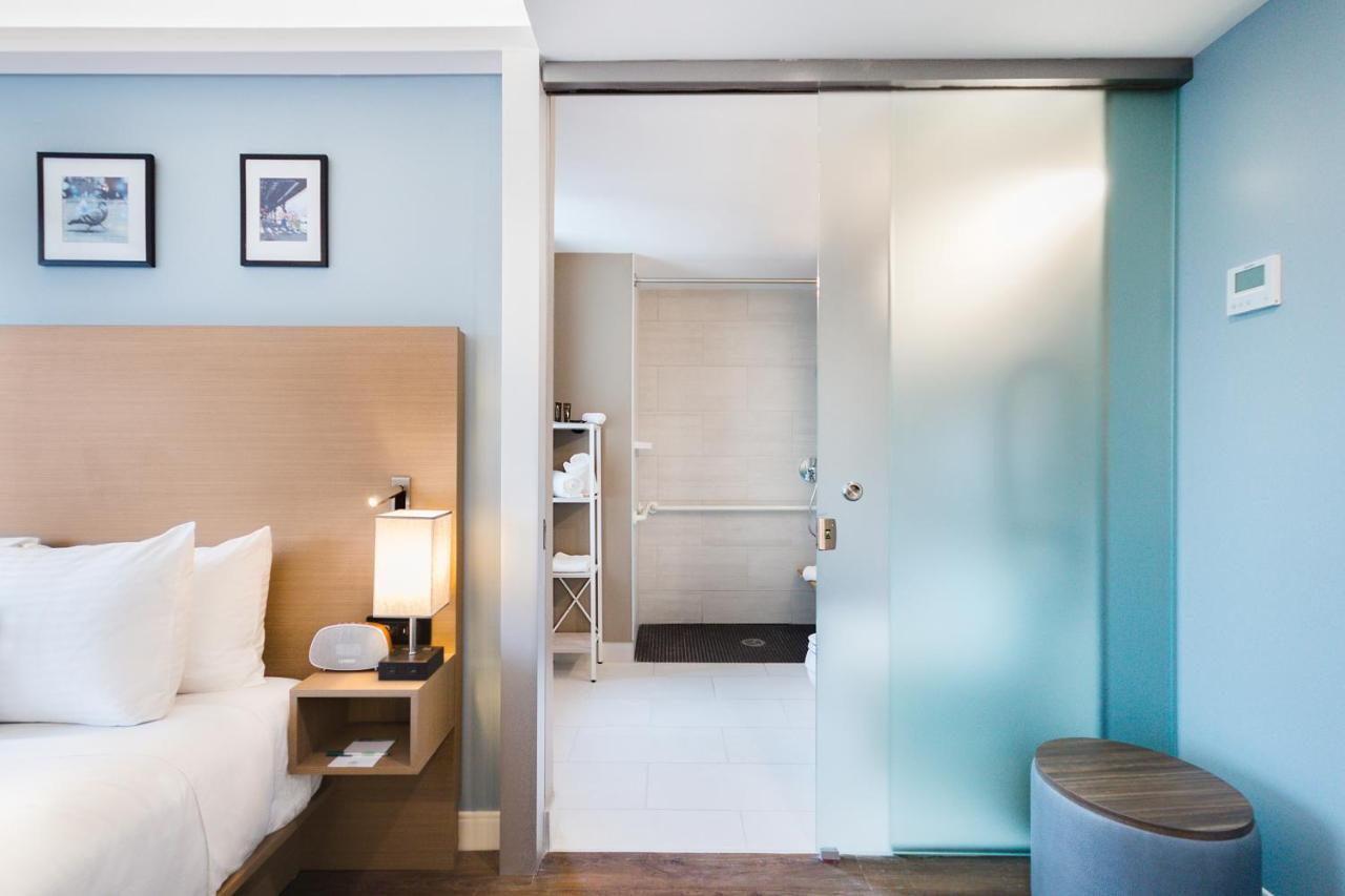 Deluxe Queen Room with Roll-in Shower - Mobility and Hearing Impaired Access/Non-Smoking at Wingate by Wyndham Bronx/Haven Park