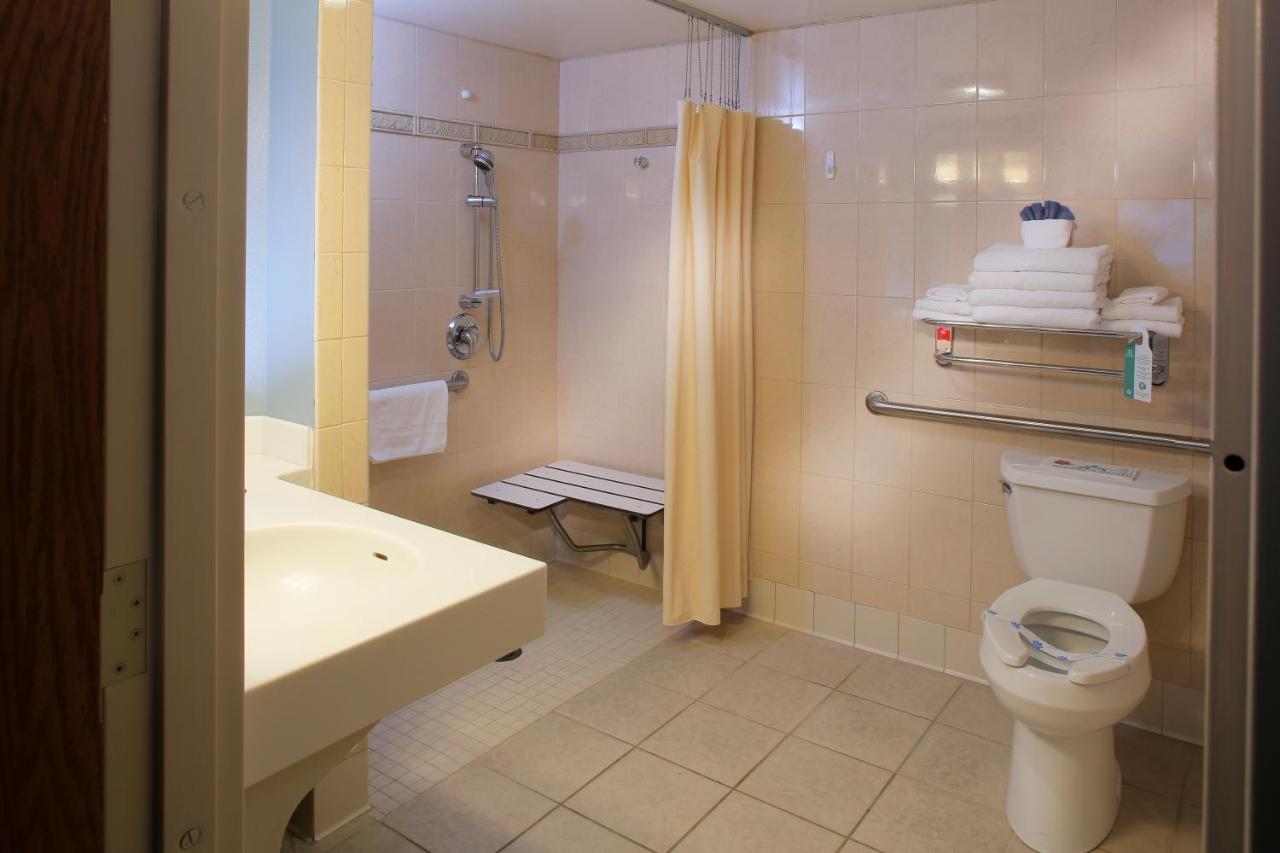 Queen Room with 2 Queen Beds with Partial Sea View - Disability Access at Blue Sail Inn