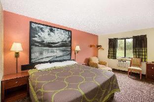 Room #107946133 at Super 8 by Wyndham Oskaloosa IA