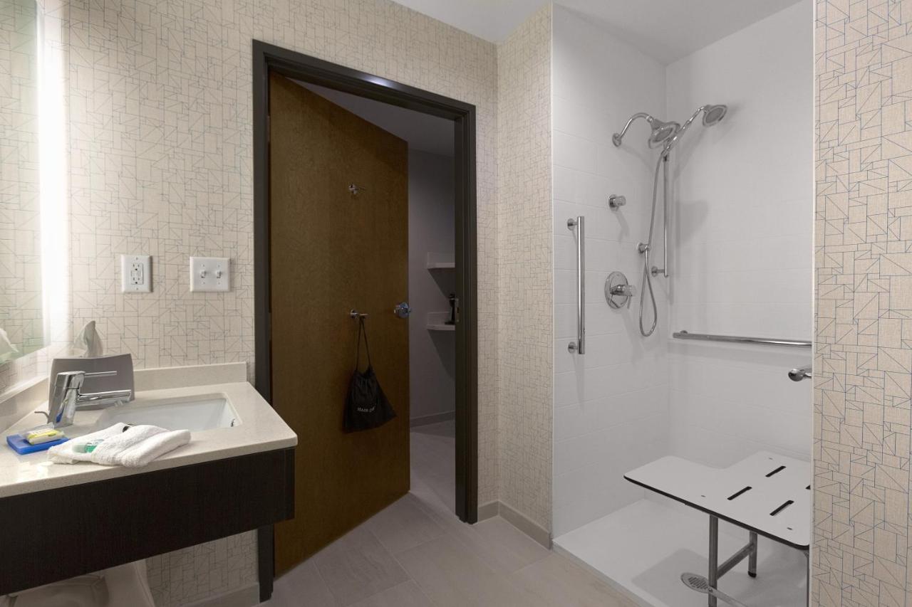 Deluxe King Room - Mobility Access Roll in Shower/Non-Smoking at Holiday Inn Express Lake Park by IHG