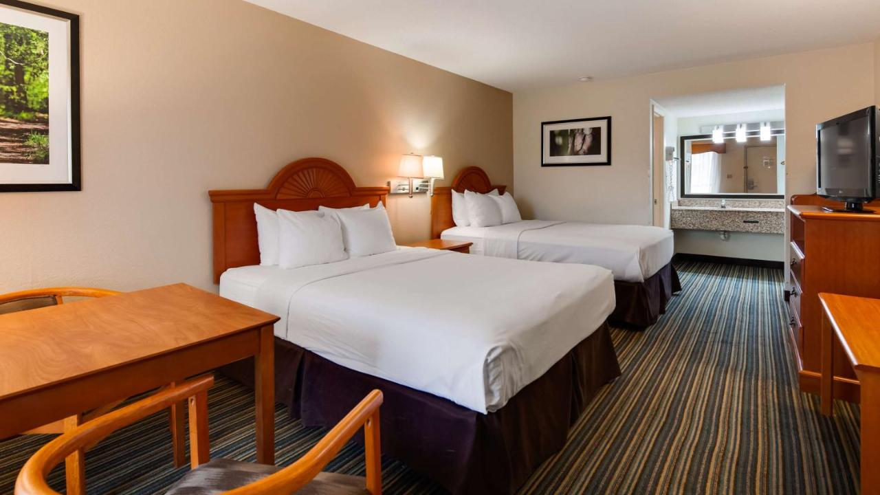 Queen Room wtih Two Queen Beds - Non smoking at Best Western Of Murphy