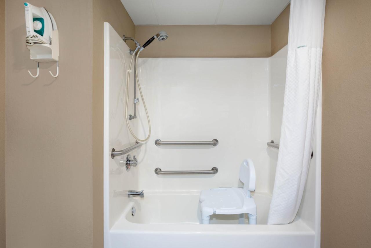 Deluxe Queen Room - Disability Access/Non-Smoking at Days Inn & Suites by Wyndham Cuba