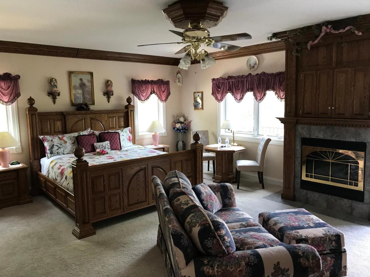 | Sonnenhof Lakewood Manor Bed and Breakfast.