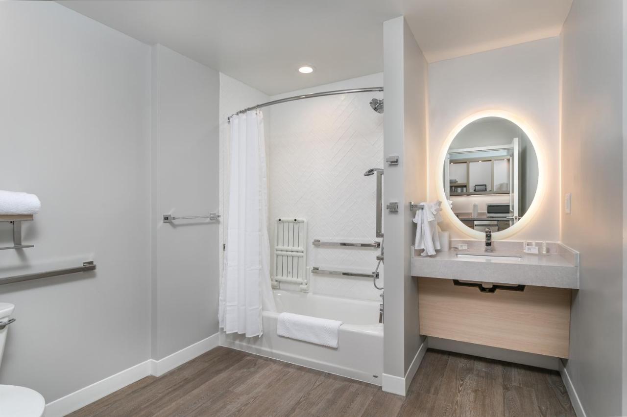 Queen Studio with Adapted Tub - Mobility Accessible at TownePlace Suites by Marriott Nashville Midtown
