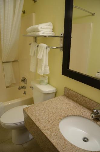 Room #107946138 at Super 8 by Wyndham Oskaloosa IA