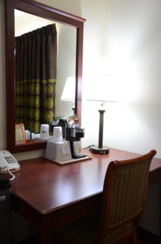 Room #107946138 at Super 8 by Wyndham Oskaloosa IA